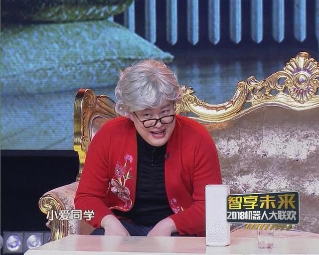 大年三十14:20 小爱同学在国内首台机器人春晚