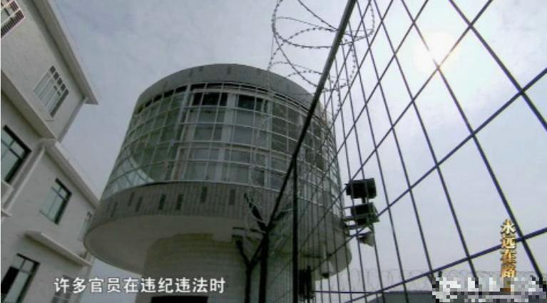 每间监室有20平方公尺，内有单独的洗手间，还有坐式马桶和脚踏式冲水。重犯囚室内的墙壁是特制的，可严防囚犯撞墙自杀。