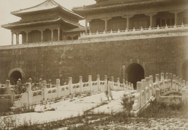 八国联军攻入北京后的紫禁城,杂草丛生,日本小