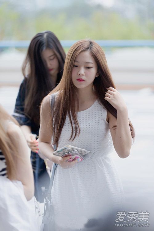 美少女金艺琳一袭无袖白裙配中分长发，好似小仙女，雪肤红唇惹人爱。