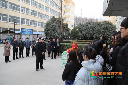 许昌学院党委书记闫纪建一行看望寒假在校人员
