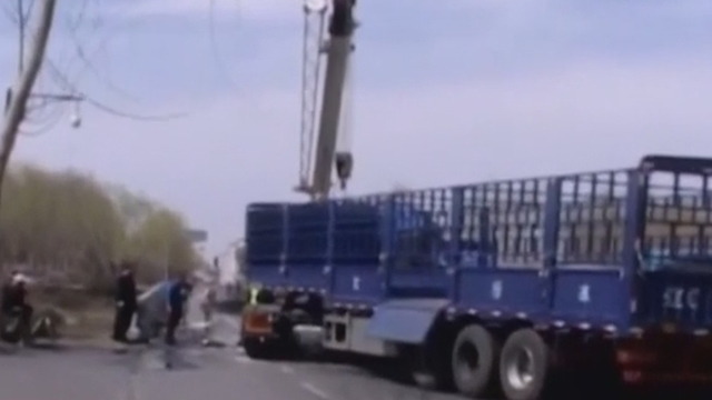 大货跟轿车撞满怀 直接把轿车撞上桥