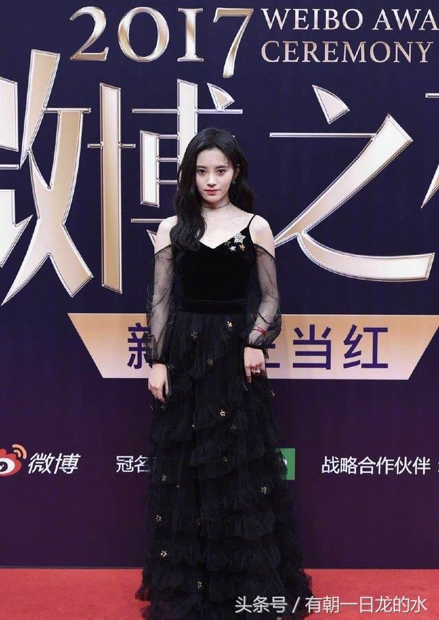 四千年一遇的美女鞠婧祎黑色长裙亮相微博之夜