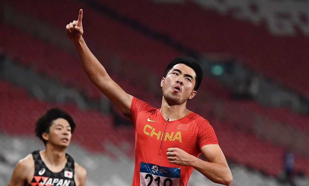 110米栏谢文骏卫冕中国九连冠 披国旗手指天庆