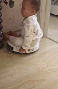 搞笑GIF:自从买了这个机器人,孩子再也不哭闹