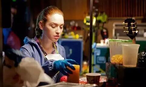 Jamie Clayton，Jamie于1978年出生于圣地亚哥，19岁时前往纽约追寻自己化妆师的职业梦想，结果误打误撞当上了演员。出演了科幻悬疑剧《超感8人组》中的变性女黑客角色Nomi。