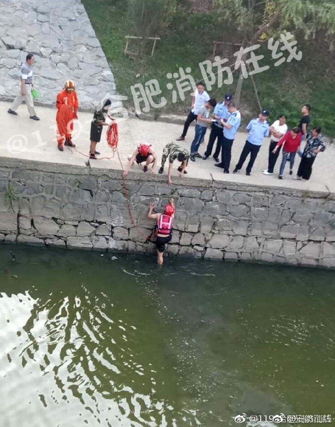 考生走路甩手误将准考证扔河里 消防员跳河打捞 考生走路甩手误将准考证扔河里 消防员跳河打捞