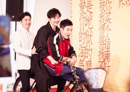 互喂棒棒糖共饮一瓶水 油腻的"tf老boys"开启互怼模式