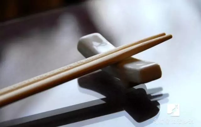 洗完筷子头朝上放还是朝下放? 洗完筷子头朝上放还是朝下放?