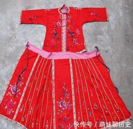 清末女子流行穿裙子,但不能随意穿红色的裙子,否则会遭人耻笑