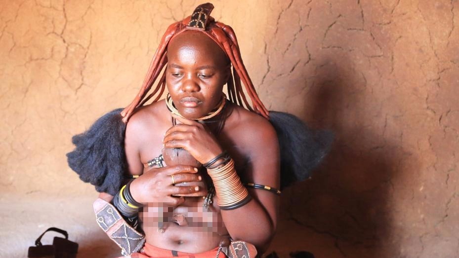 探访非洲原始部落红泥族:族内女子终身不洗澡 探访非洲原始部落红泥族:族内女子终身不洗澡