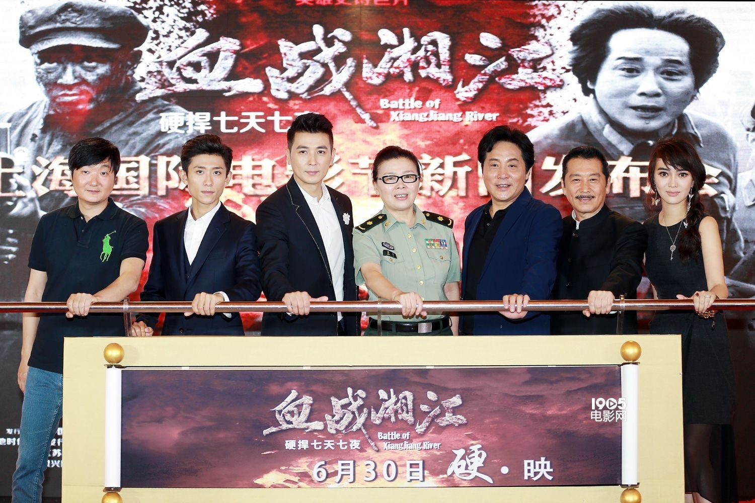 张一山演《血战湘江》吼到失声 布炸点拒用替身 张一山演《血战湘江》吼到失声 布炸点拒用替身