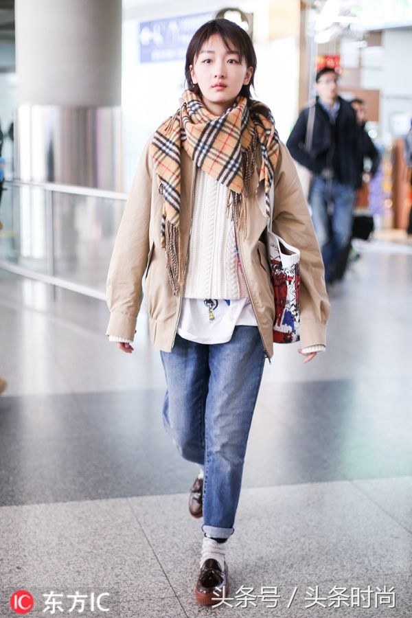 周冬雨burberry外套 白色毛衣清爽可爱,格纹流苏围巾 涂鸦感大拎包
