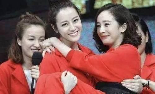 迪丽热巴与杨幂不和?热巴跨年首次出现回应这