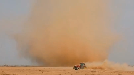 大片既视感 整地现场卷起“龙卷风” 大片既视感 整地现场卷起“龙卷风”