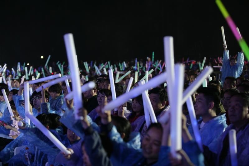 五洲国际商贸城公益演唱会走进鲁山 捐100万爱