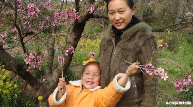 嫂子带侄女到城里检查身体,临走老公给她一箱