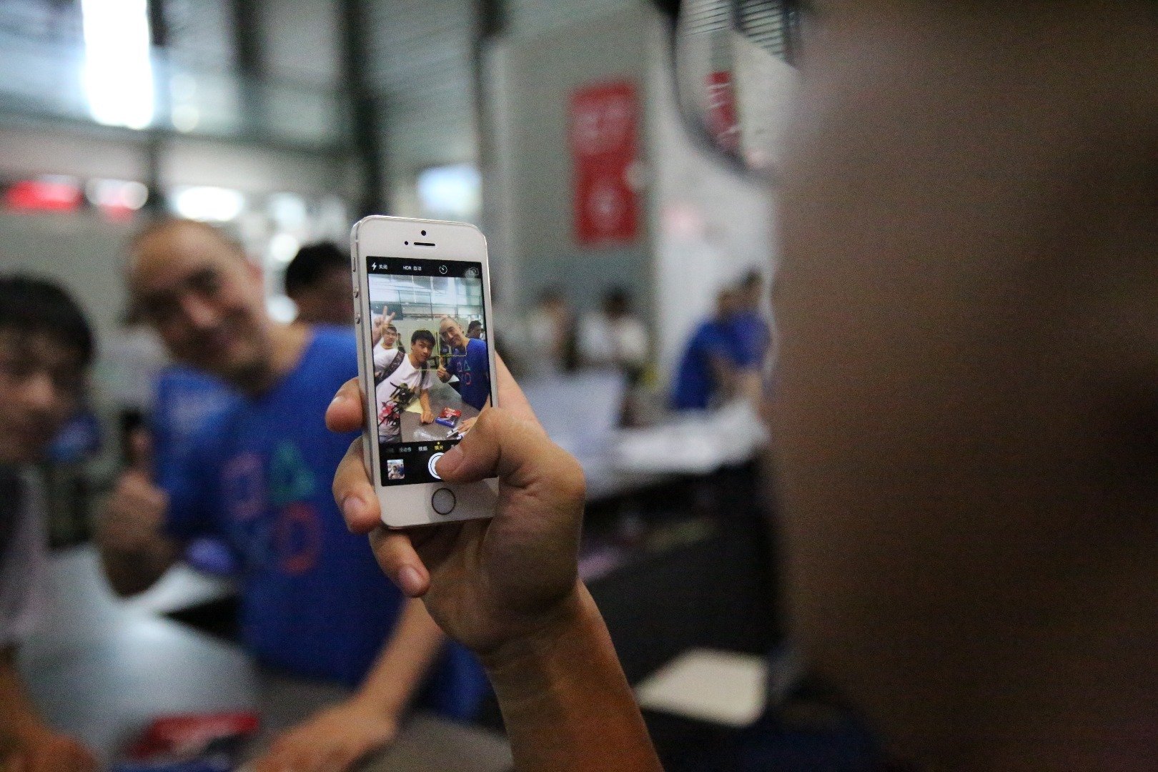 在CJ现场,“五仁叔”人气很高,图为添田武人在和玩家合影中。