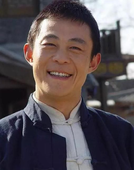 陈寿亭的扮演者侯勇现在是家喻户晓的戏骨,2017年主要的一部《人民的