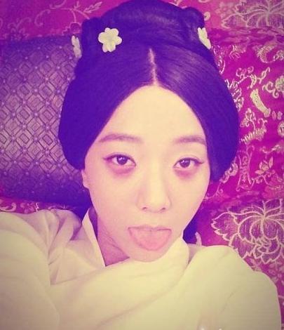 人员都中暑了,她还晒出一张自拍,妆容憔悴,但她不忘搞怪,吐舌做鬼脸