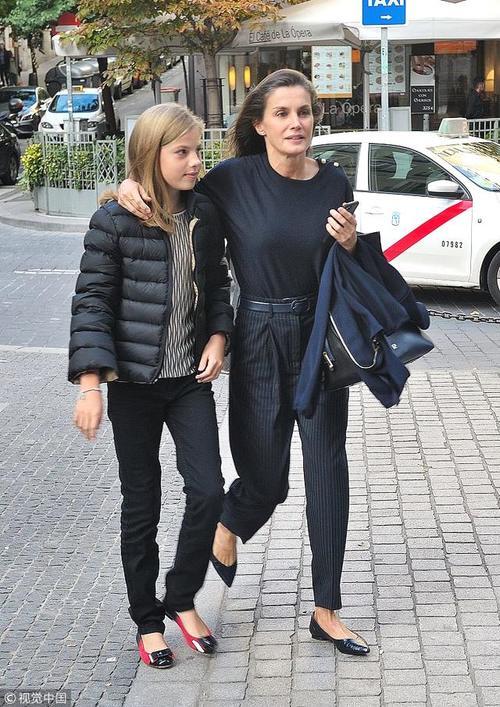 西班牙王后莱蒂齐亚送俩女儿学芭蕾优雅出街