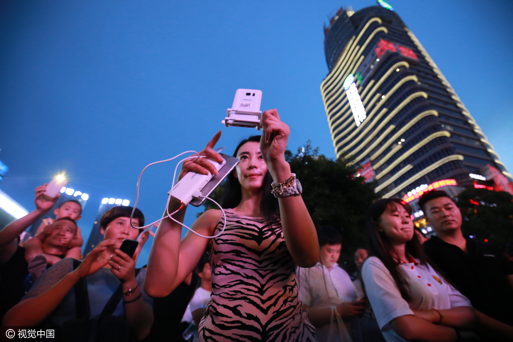 高颜值美女主播街头直播奥运