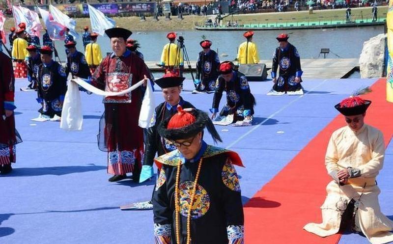乾隆的第七世孙主持祭祖大典: 穿戴龙袍戴假辫子, 率百官跪拜