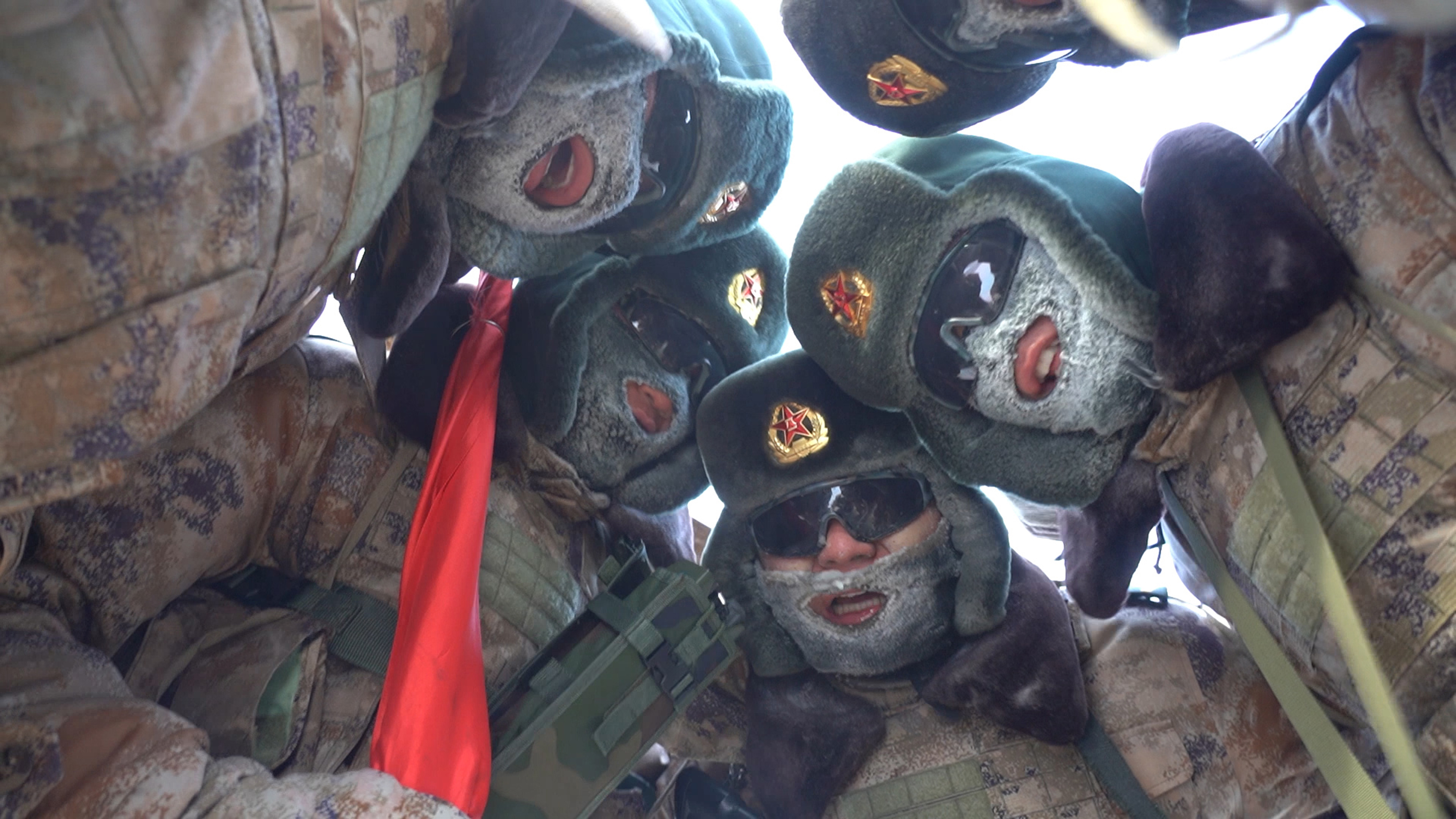 春节:十级狂风,边防战士守护万家团圆 春节:十级狂风,边防战士守护万家团圆