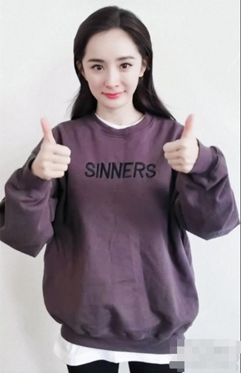 杨幂私服卫衣已经穿上身了 春季搭配赶紧学起