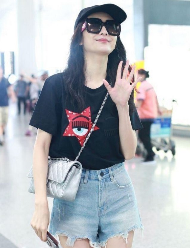 王鸥穿超短裤亮相,真实的腿让人不敢信,模特里