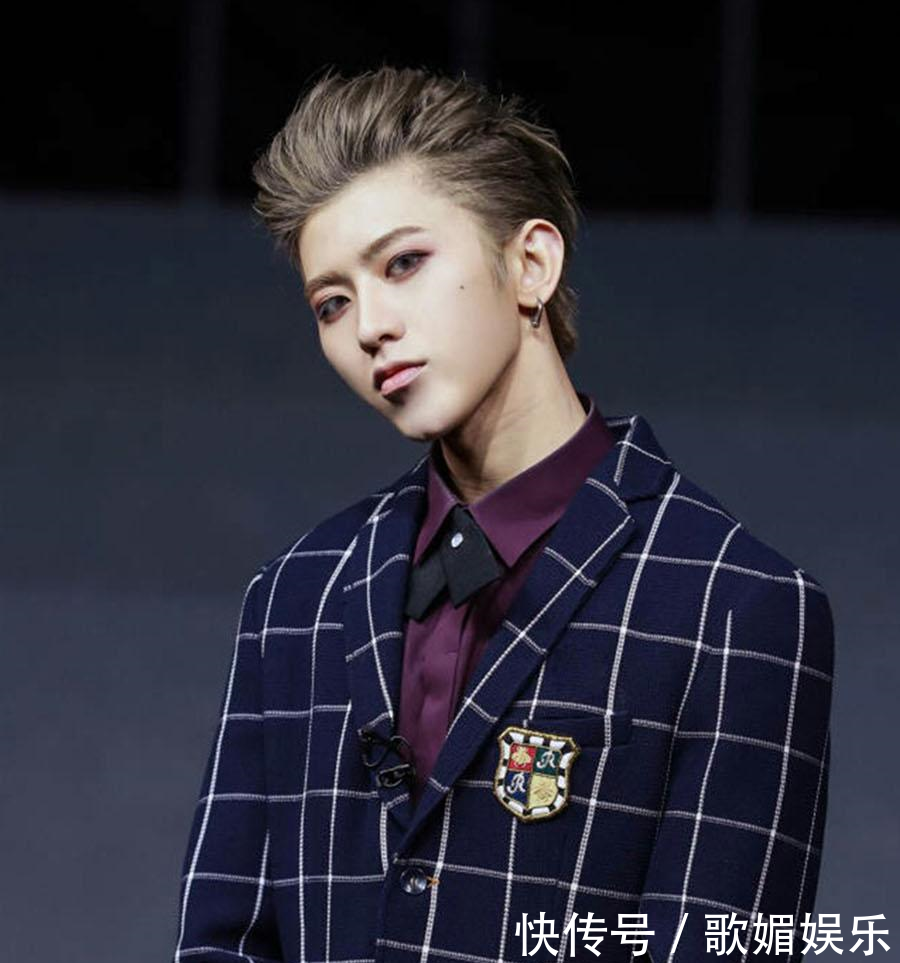 蔡徐坤换新发型媲美整容, 巅峰颜值就像变了张