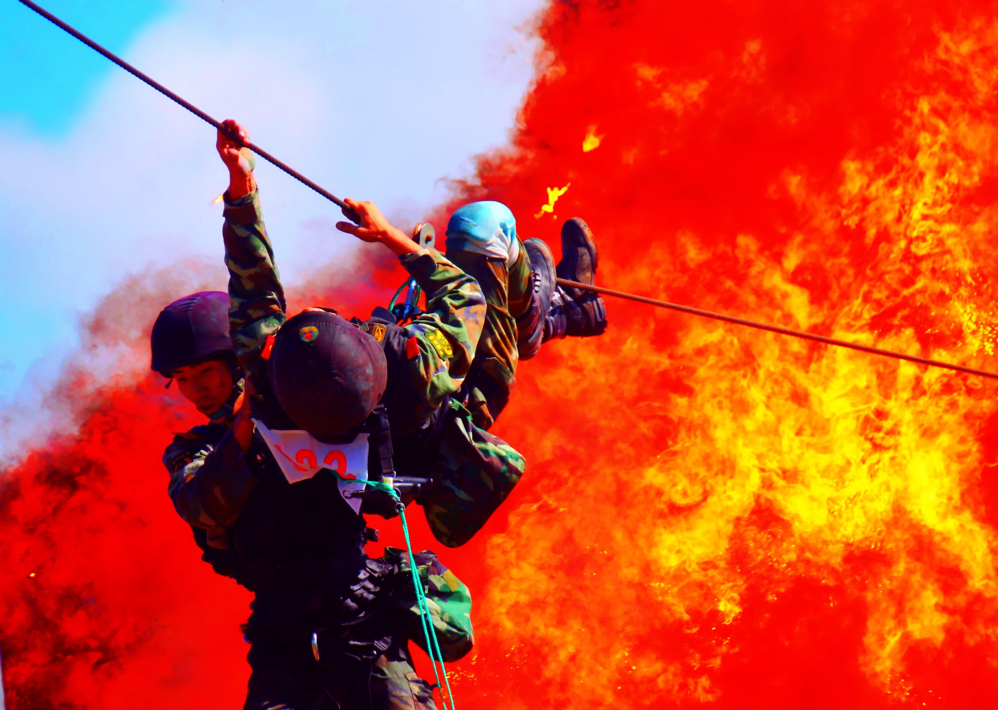 武警北京总队特战队员开展穿越高空索桥训练。李光印摄