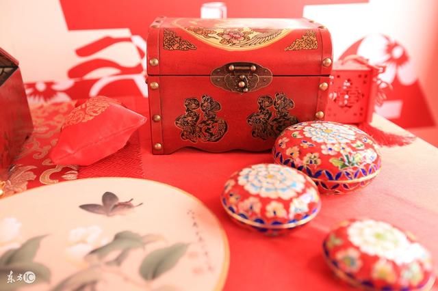 河南有对新人结婚时邻居放哀乐挂白条幅撕喜字