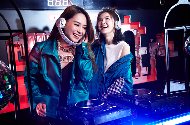 twins新歌mv清新照曝光 姐妹花化身打碟dj