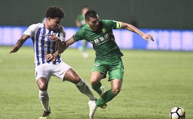 中国足球再现奇葩1幕:在国家队踢前锋,却在俱