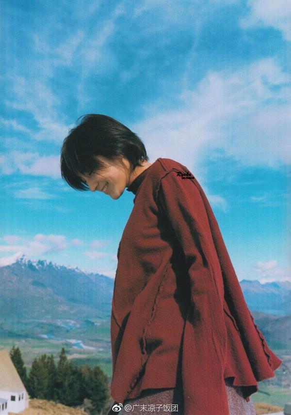 广末凉子青涩写真再现少女时代,蓝天映衬下侧颜微笑超迷幻