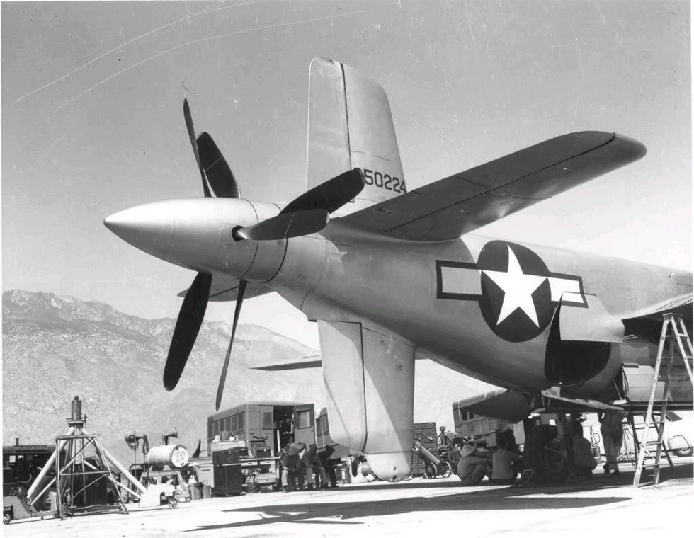 机尾部分特写，飞机的尾翼采用十字形式，看起来有点像潜艇。