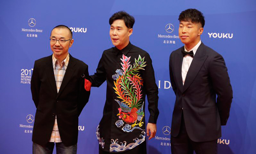 《我说的都是真的》剧组。刘仪伟、烧饼(朱云峰)造型干练,小沈阳凤凰装引人注目。