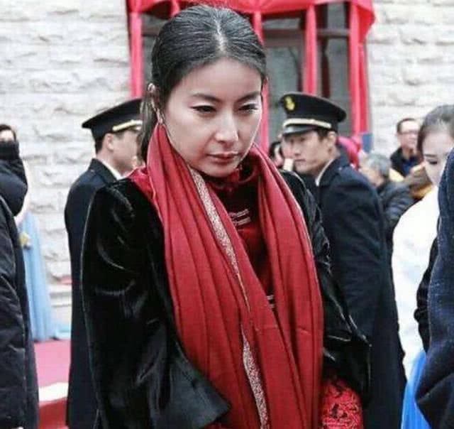 郭晶晶刚刚37岁,就头发花白,眼睛快要失明?知