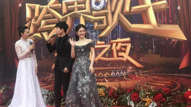 《跨界歌王》红毯上拼抢镜 人人都想封王 《跨界歌王》红毯上拼抢镜 人人都想封王