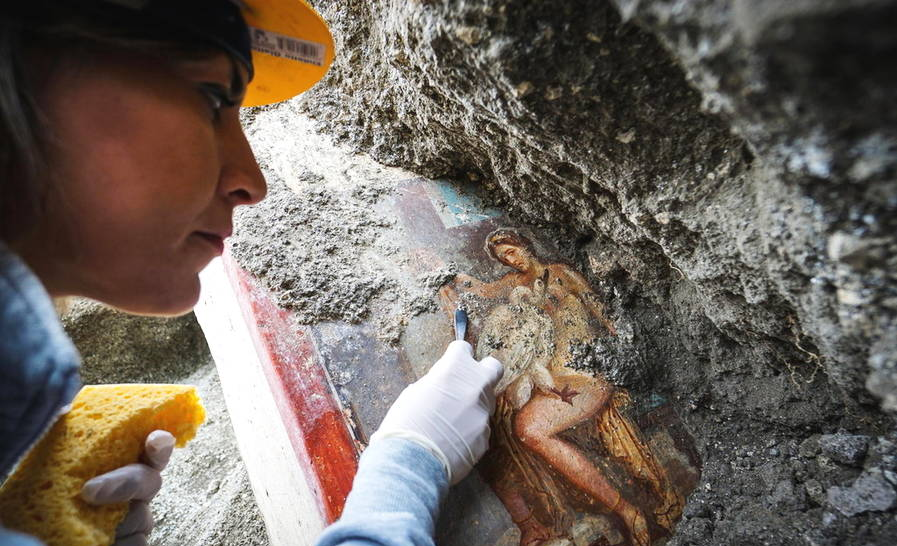 当地时间2018年11月19日，意大利那不勒斯地区，考古人员在庞贝古城新近发现的壁画“丽达与天鹅”（Leda and the swan）。