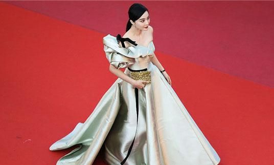 范冰冰与奥斯卡影后合影,艳压群芳,外国人都服