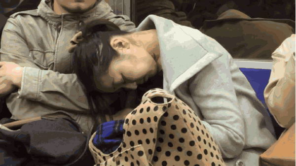 “电车痴汉”原形毕露！男子狂摸醉酒女孩胸部被拍下