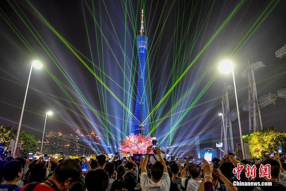 10月27日晚，市民们在灯光节上合影留念。