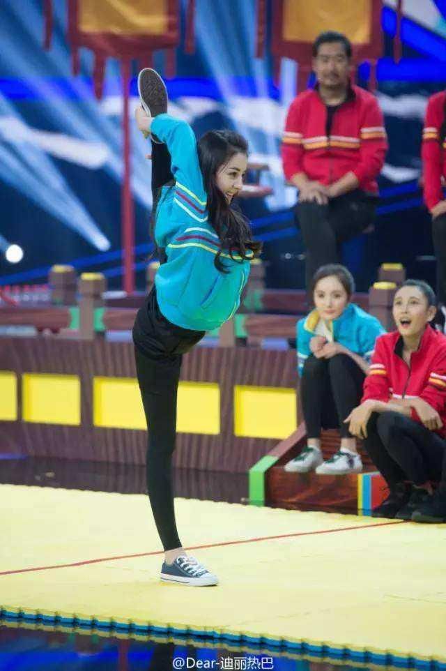 女星们劈一字马谁最美,宋茜排名第二,她才是当