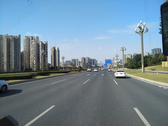 阳光明媚天气正好 探访成都网红地 天府新区兴