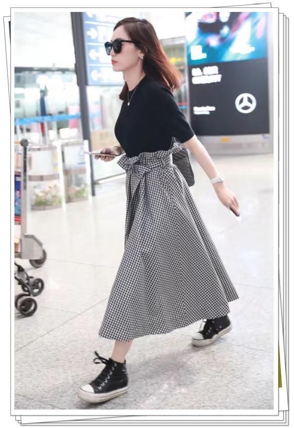 马蓉现身机场,黑色紧身毛衣超抢眼,但看完脚下