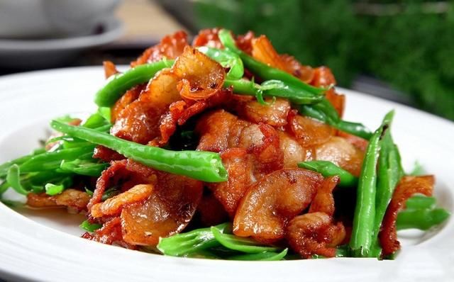 小编教你在家自制家常菜农家小炒肉.爱吃的你记得关注 收藏