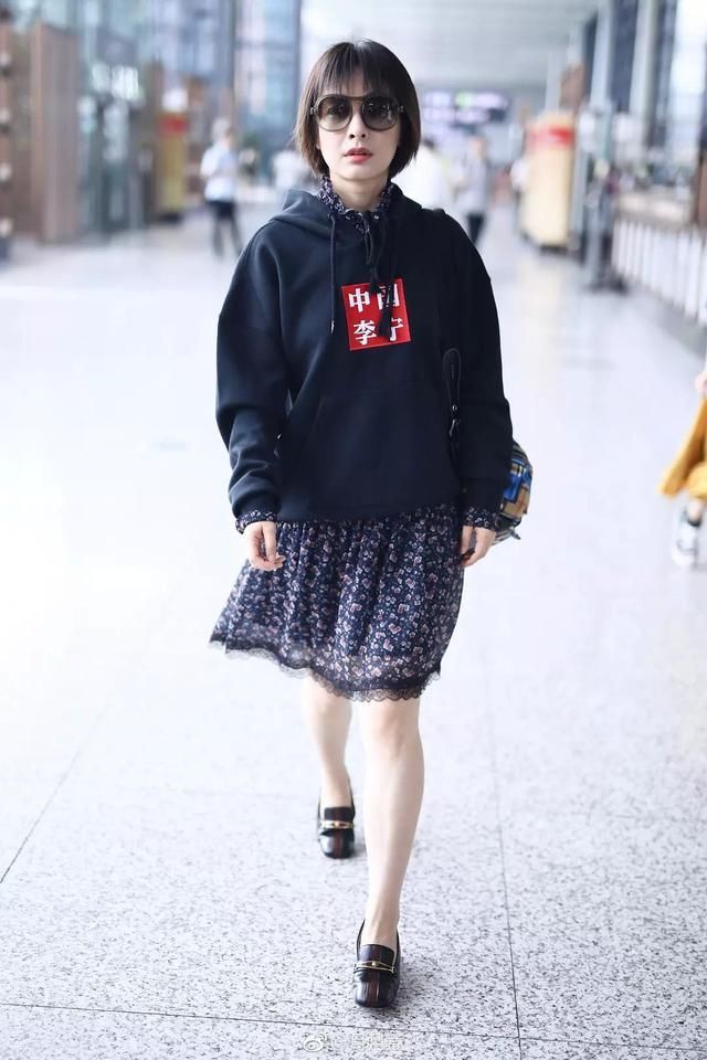 明星穿着真混乱,吴昕夏天穿卫衣黄圣依全是长