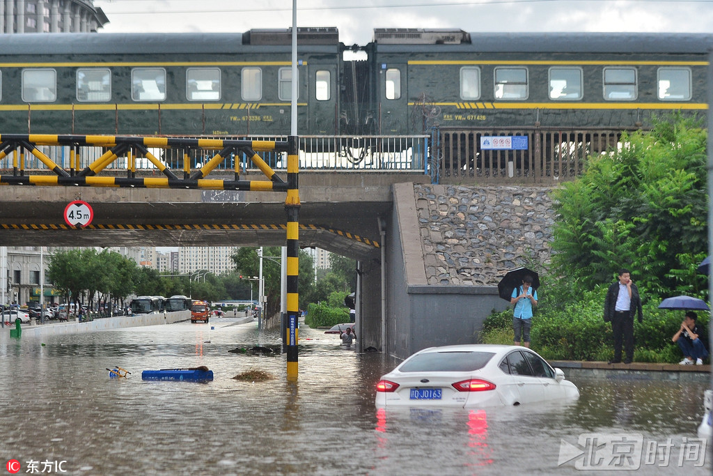 早高峰时段，强降雨造成多处路段积水严重，杨庄路铁路桥下出现多辆轿车被淹的情况，积水将车辆下半部分淹没，所幸并无人员伤亡。